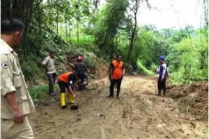 Jalan Penghubung Garawangi-Ciniru Longsor